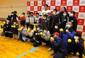 参加した子どもたちと記念撮影する来田選手（最後列左）と乾さん（同右）＝明石商業高校