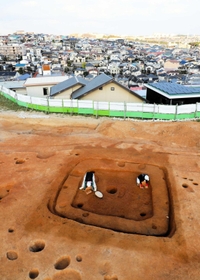 高台で見つかった弥生時代の竪穴住居跡＝明石市東野町（明石市提供）