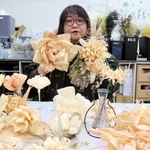 かんなくずを利用してフラワーアートを作る東田里美さん＝明石市船上町