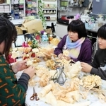 ワークショップではフラワーアートの作り方を教わることができる＝明石市船上町