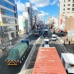 大型車を中心とする長い渋滞が発生した国道２号＝明石市大明石町１