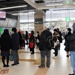 電車の運行再開を待つ人たち＝午前９時ごろ、ＪＲ明石駅