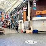 いつもと違い閑散とする魚の棚商店街＝明石市本町１