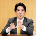 インタビューに応じる岡田康裕・加古川市長＝加古川市役所