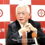 会見で質問に答える泉房穂市長＝明石市役所