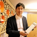 壁の断熱材を紹介する松尾和也さん＝明石市西明石北町１