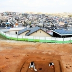高台で見つかった弥生時代の竪穴住居跡＝明石市東野町（明石市提供）