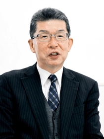 インタビューに応じる宮脇俊夫前副市長＝明石市内