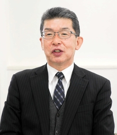 インタビューに応じる宮脇俊夫前副市長＝明石市内