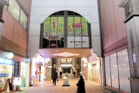 改装作業が進むアスピア明石＝明石市東仲ノ町