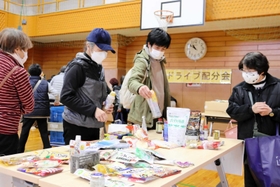 寄付された食品を受け取る福祉事業所などのスタッフら＝明石市貴崎１