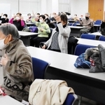 音楽に合わせて体を動かす参加者たち＝ウィズ明石