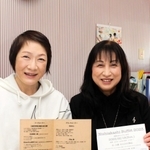 「すてきな時間を過ごして」。イベントをアピールする松井寿美子さん（右）と高山美砂さん＝明石市小久保１