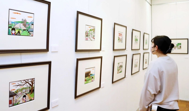 明石や神戸などの風景を描いた彫画作品が並ぶ＝明石市立文化博物館