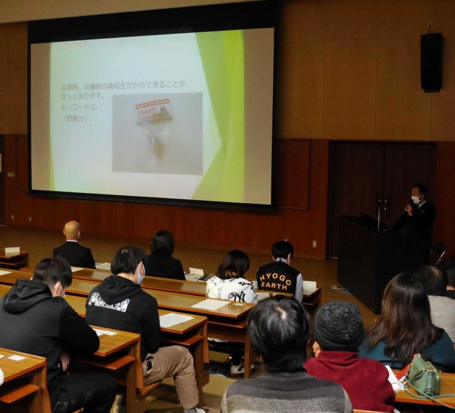 被災地での活動について大谷教諭らが話した講演＝明石市明南町３