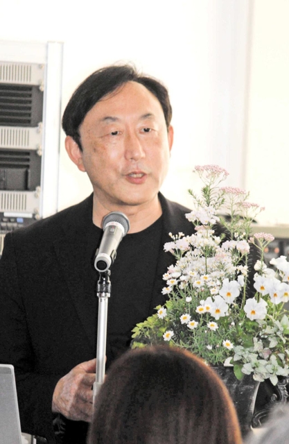 草花が脳に与える効果を話す豊田正博・県立大大学院教授＝明石市東仲ノ町