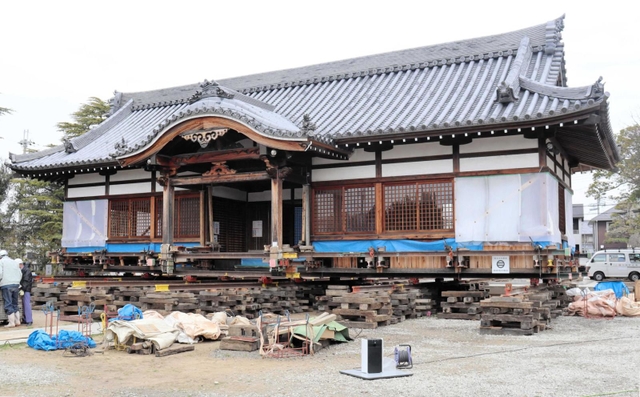 移転工事の進む大窪八幡宮の拝殿＝明石市大久保町大窪