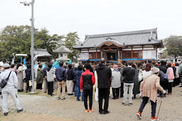 見学会に集まった近隣住民ら＝明石市大久保町大窪