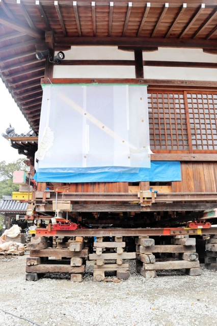 組み上げた木材とレールの上に拝殿を載せ、引っ張ることで移動させる＝明石市大久保町大窪