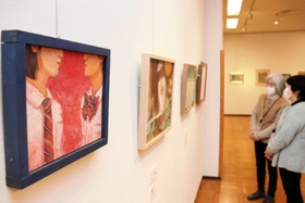 ＳＤＧｓをテーマにした絵画が並ぶ作品展＝明石市上ノ丸２