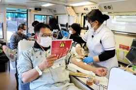 献血に協力する池内工務店の社員ら＝明石市東仲ノ町