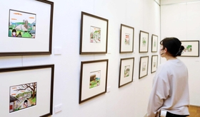 明石や神戸などの風景を描いた彫画作品が並ぶ＝明石市立文化博物館