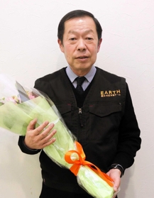 錦城高校で講演した際、退職祝いとして花束を受け取った大谷誠教諭＝明石市明南町３