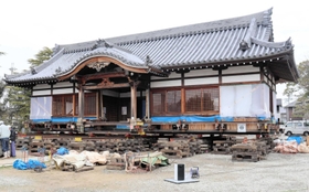 移転工事の進む大窪八幡宮の拝殿＝明石市大久保町大窪