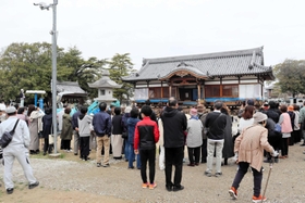 見学会に集まった近隣住民ら＝明石市大久保町大窪