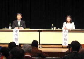 公開討論会に臨む丸谷聡子氏（右）と中川暢三氏＝明石市中崎１