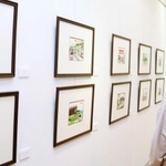 明石や神戸などの風景を描いた彫画作品が並ぶ＝明石市立文化博物館