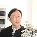 草花が脳に与える効果を話す豊田正博・県立大大学院教授＝明石市東仲ノ町