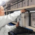 福島県原子力安全対策課の倉庫で資機材の整理にあたる丸谷聡さん＝福島市内