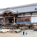 移転工事の進む大窪八幡宮の拝殿＝明石市大久保町大窪