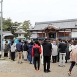 見学会に集まった近隣住民ら＝明石市大久保町大窪