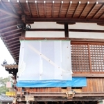 組み上げた木材とレールの上に拝殿を載せ、引っ張ることで移動させる＝明石市大久保町大窪