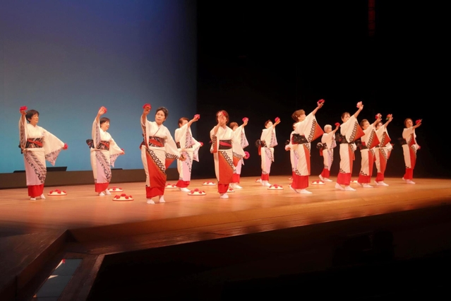 民踊愛好家が舞台に立ったつどい＝明石市中崎１