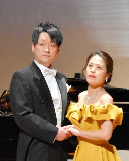 ３月の鳥取公演で歌う諏訪部さん（左）と二星さん