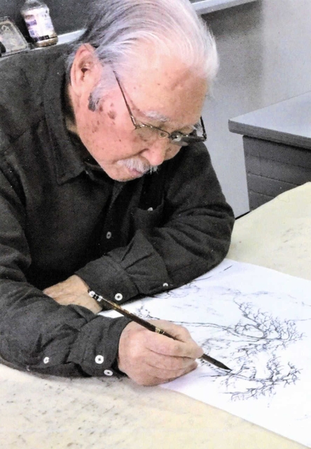 創作中の中島柏碩さん