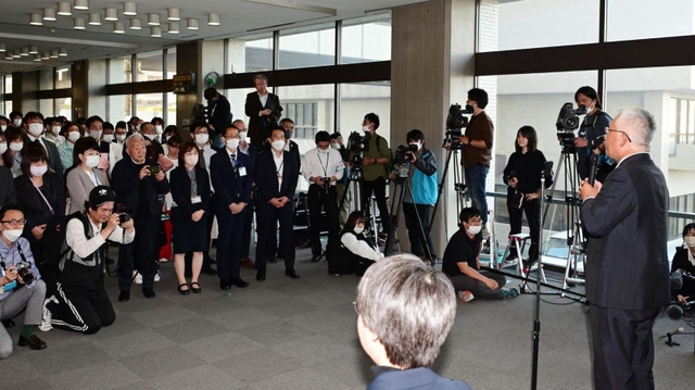 市職員の前で退任のあいさつをする泉房穂明石市長＝２８日午後、明石市役所（撮影・中西幸大）