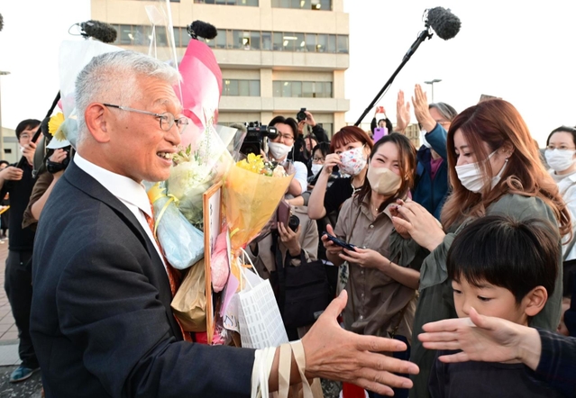 駆けつけた市民に見送られ、退庁する泉房穂明石市長＝２８日午後、明石市役所（撮影・中西幸大）