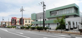 隣り合うゆりのきＣＯＣＯＲＯ（右）と明石あすのこども園＝明石市大久保町ゆりのき通２