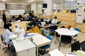 フリーアドレスを導入した職員室＝沢池小学校