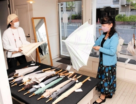 播州織の生地を使った日傘などが並ぶ展示＝明石市天文町１