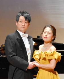 ３月の鳥取公演で歌う諏訪部さん（左）と二星さん