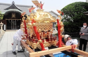 改修された柿本神社のみこし＝明石市人丸町　　
