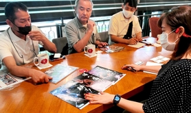 豊かな海の取り組みとともに明石の魚の魅力をＰＲする水産関係者ら＝マレーシア・クアラルンプール