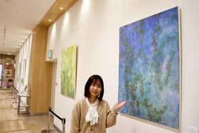 人工物に生える植物をテーマにした作品と藤原美南さん＝明石市東仲ノ町