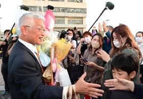 駆けつけた市民に見送られ、退庁する泉房穂明石市長＝２８日午後、明石市役所（撮影・中西幸大）