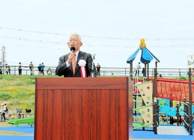 記念式典であいさつをする泉房穂市長＝明石市魚住町清水